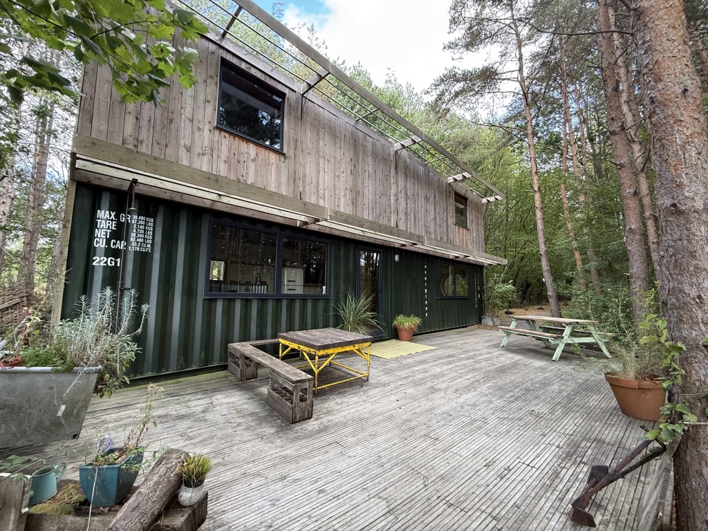 Lot: 188 - APPROX. ONE ACRE OF LAND IN SEMI-RURAL LOCATION WITH UNIQUE HOLIDAY RENTAL - Front elevation and front patio area